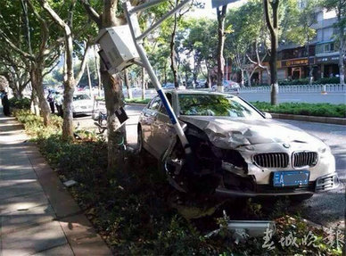 女司機(jī)開(kāi)寶馬連撞兩警車