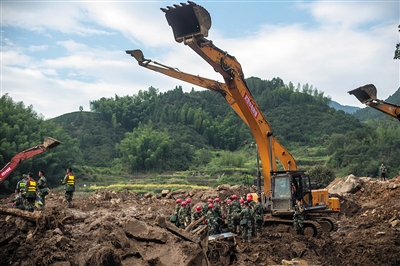 9月30日上午，遂昌山體滑坡現(xiàn)場，救援人員向遺體默哀。 新京報記者 王子誠 攝