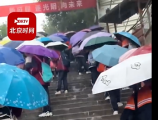 未到開門時間千名學(xué)生冒雨等入校，問題根源在哪里